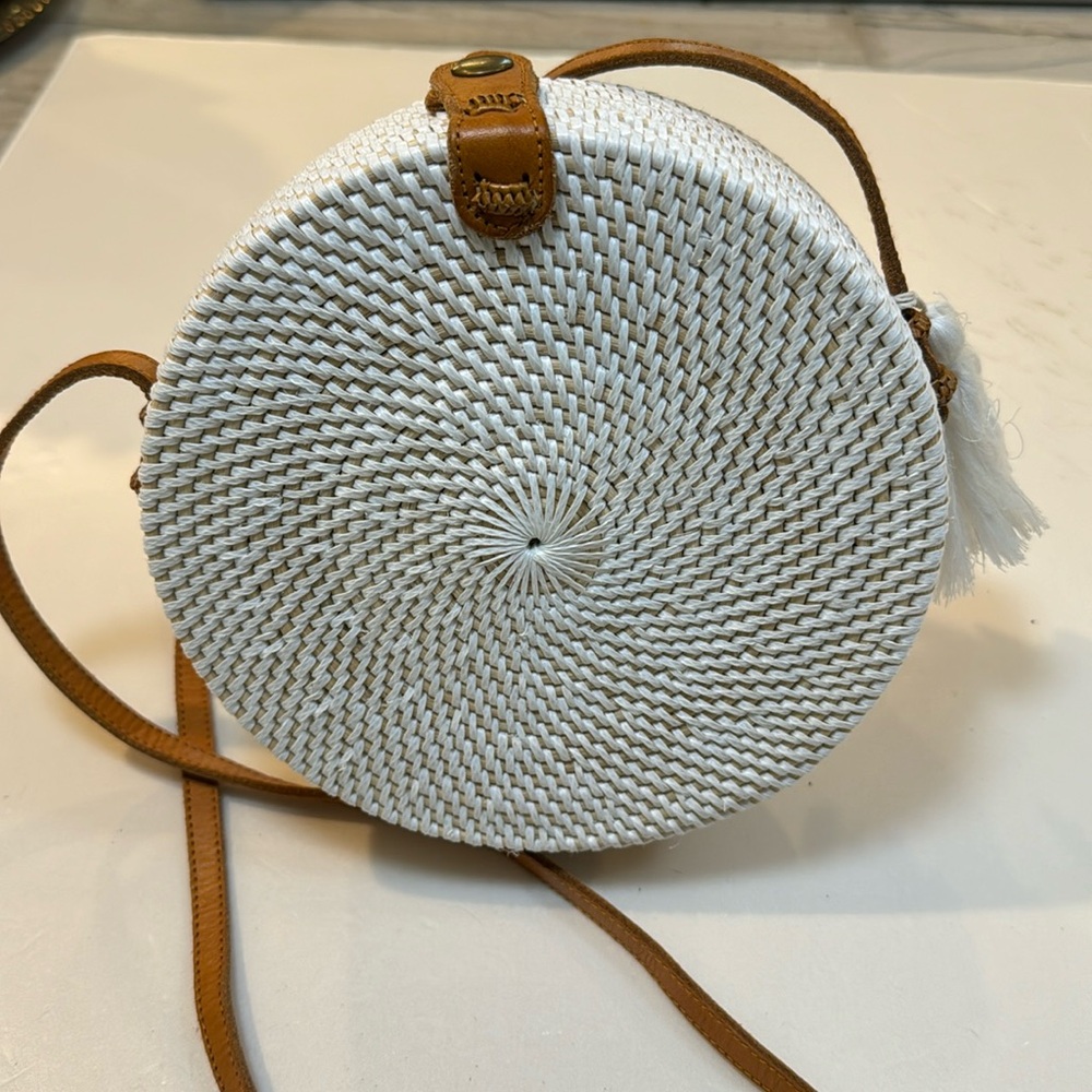 Woven round purse with tassle, 8 in diameter